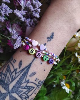 Armband mit bunten Perlen und LGBTQ Beschriftung