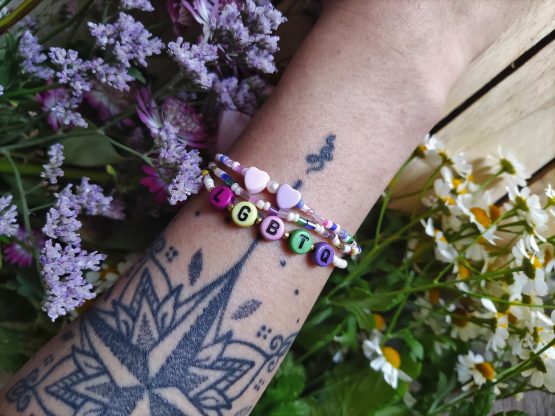 Armband mit bunten Perlen und LGBTQ Beschriftung